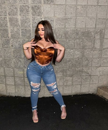 Mamiii model top photos