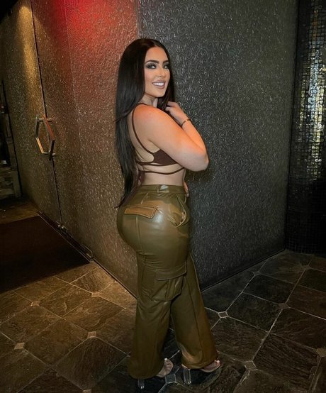 Mamiii pornstar naked photo