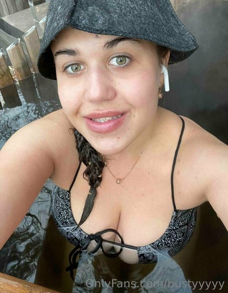 bustyyyyy nude model gallery