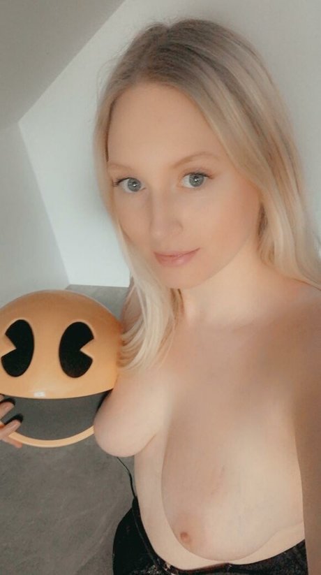 Kinkerbells1 naked model pictures