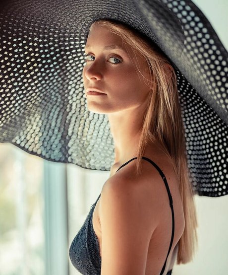 elabarkay pornographic model pictures