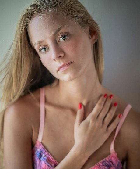 elabarkay hot star picture