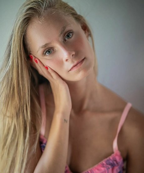 elabarkay star hot photos