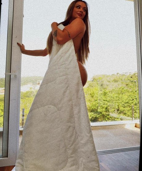 Juliana Salimeni star hot photo