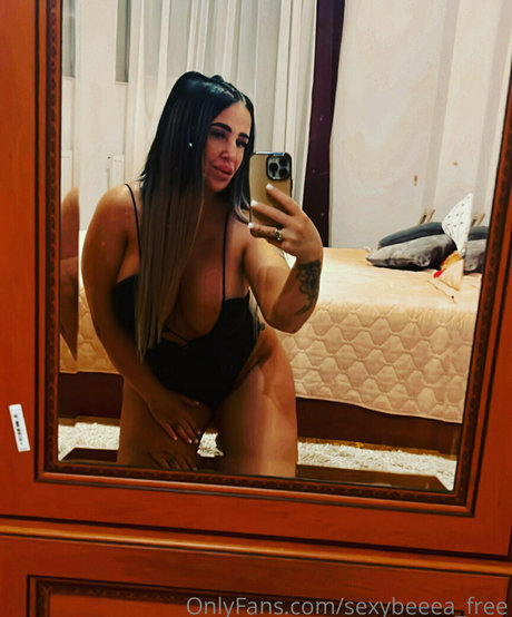 sexybeeea free naked star image