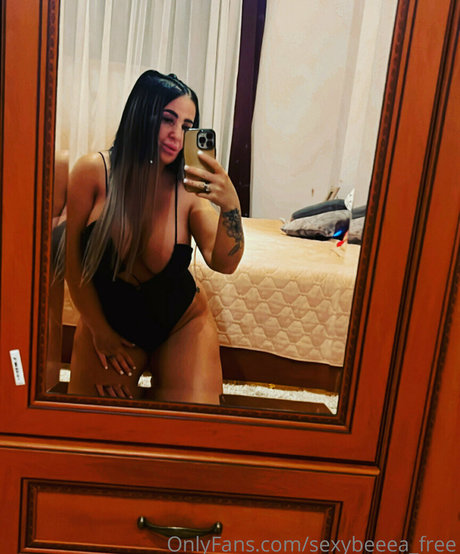 sexybeeea free erotic model picture