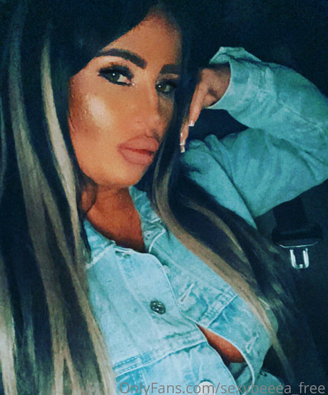 sexybeeea free model nude pic
