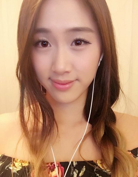 Yougelly erotic model archive