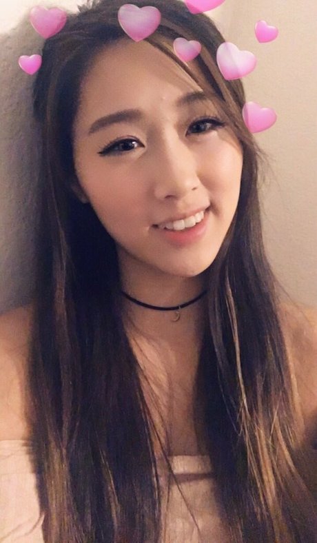 Yougelly nudes model image