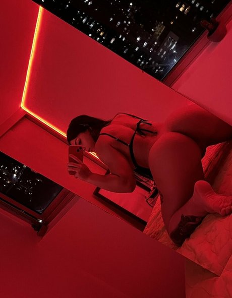 valeeenbossa nude model image