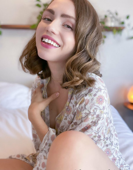 femmes fatales_ erotic model image