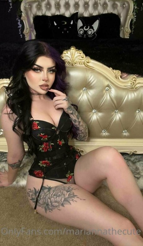 mariannathecute erotic model img