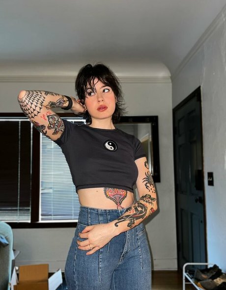 Annie Jay porn model gallery