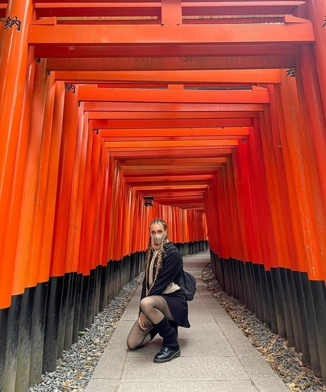 Fasffy Mega Dump pretty model photo