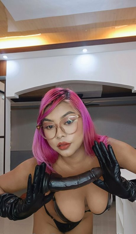 pink lucy hot model pic