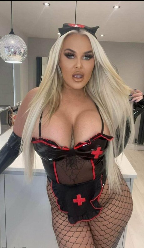 Porscheplatinum nudes model img