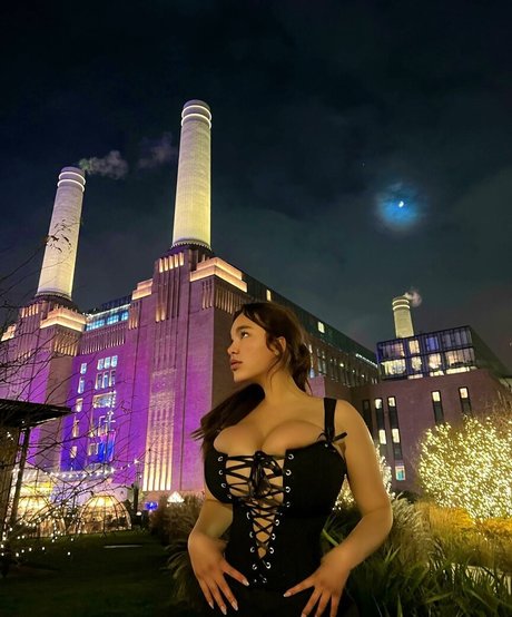 curvy shemale onlyfans nudes photo