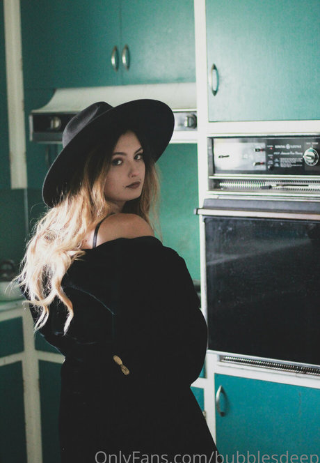 bubblesdeep erotic actress photos