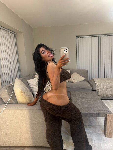 Hollyydollyy hot actress images