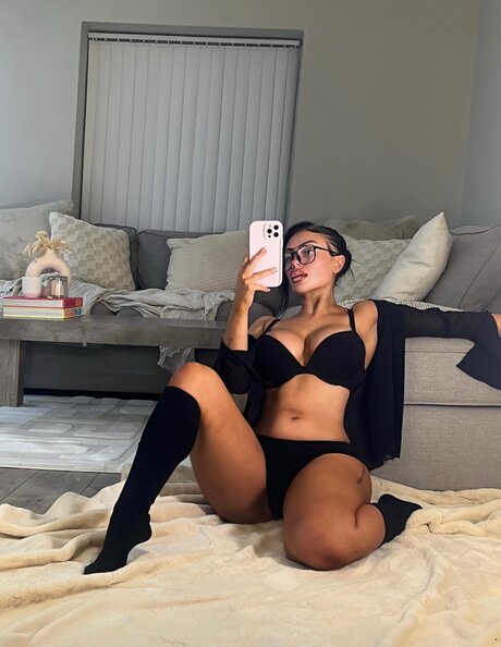 Hollyydollyy nudes actress img