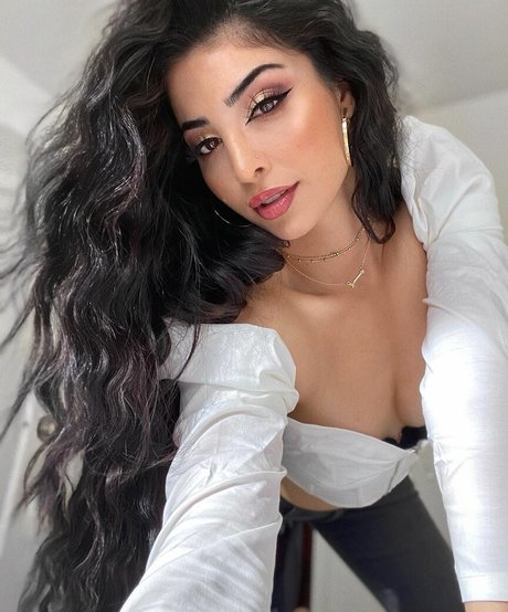 Elwa Saleh nude actress picture