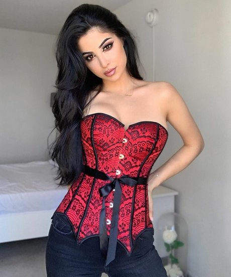 Elwa Saleh erotic pornstar gallery