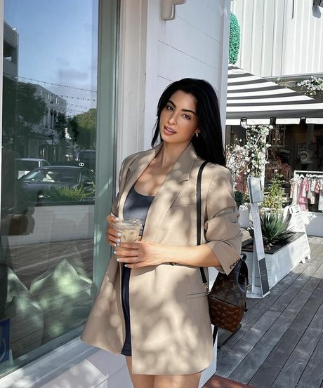 Elwa Saleh beautiful pornstar pic