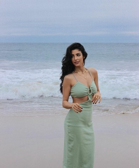 Elwa Saleh model exclusive pic