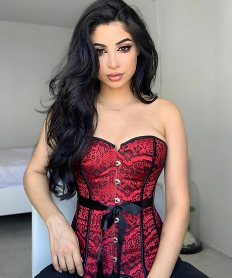 Elwa Saleh art model pic