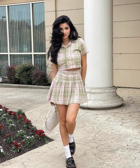 Elwa Saleh star pornographic pics