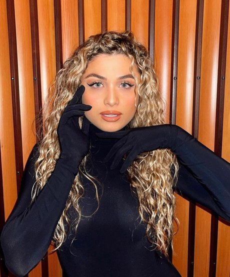 Antigoni top star gallery