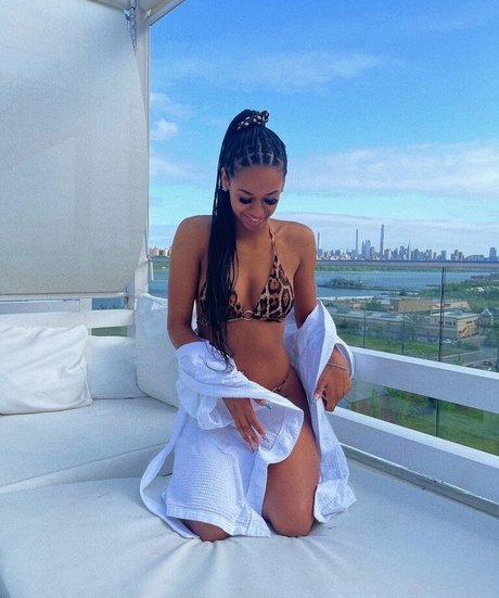 aaliyahfoxxx art model pic