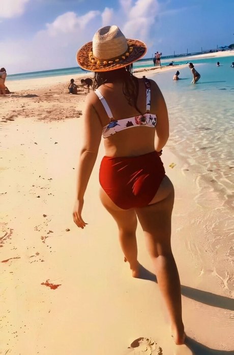 Lainey Wilson beautiful star pictures