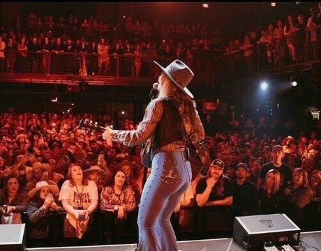 Lainey Wilson model pretty pictures