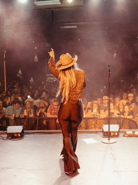 Lainey Wilson top star image