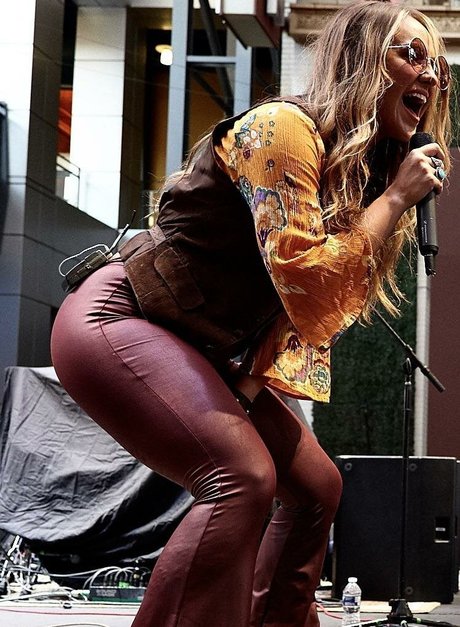 Lainey Wilson nude model gallery