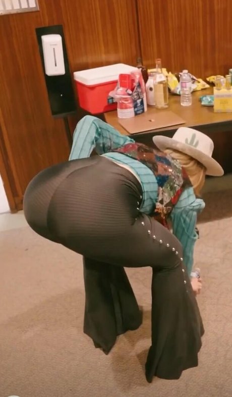 Lainey Wilson star nudes archive