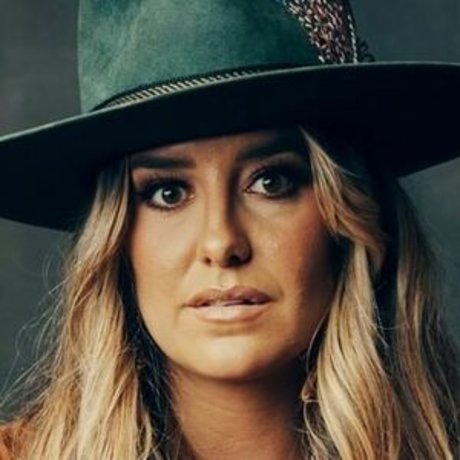 Lainey Wilson naked pornstar img