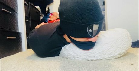 young onlyfans free nude pic