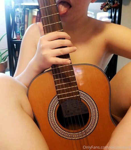 elizzieclaire naked star img