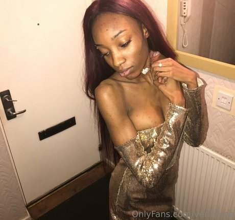 verityvee model sexy photo