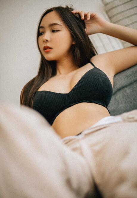 Nachpatcharawee Arjsalee nude actress pics