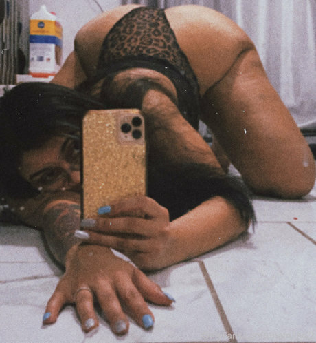 unamilfy22 art model pic