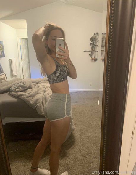 Avesfree nudes model photos