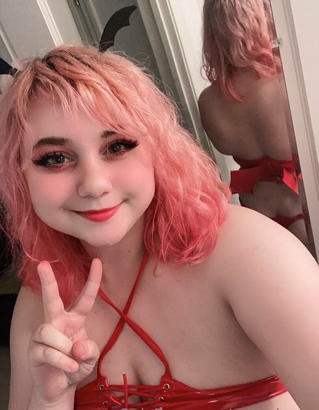 Mintyluxxx pornographic model photo