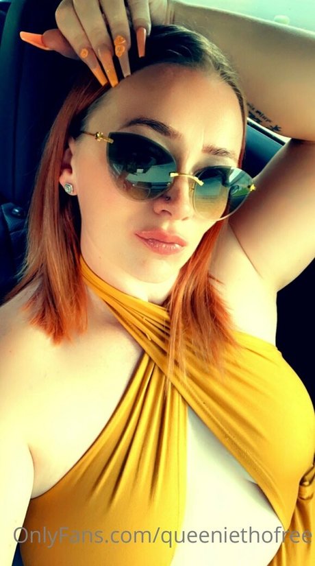 queeniethofree naked star photos