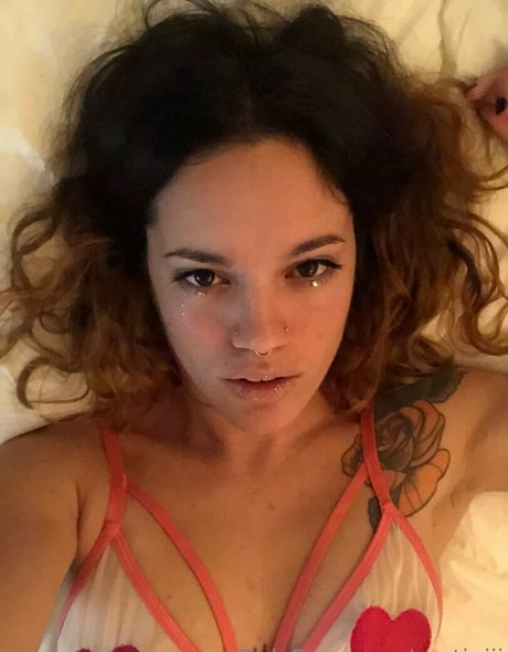 erotiniii naked model pics