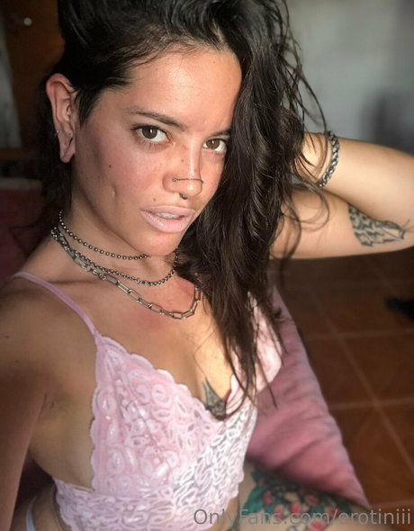 erotiniii model free pics