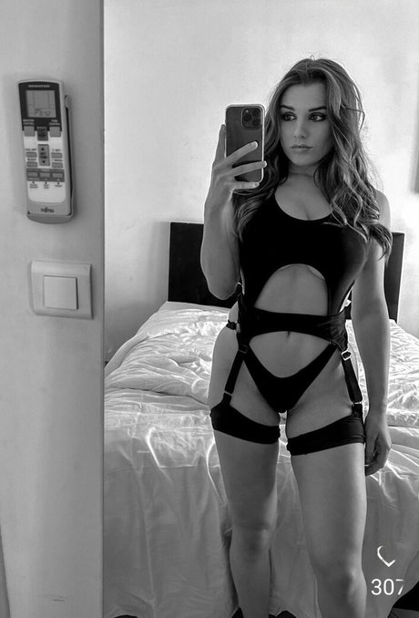 Weenzly erotic pornstar picture