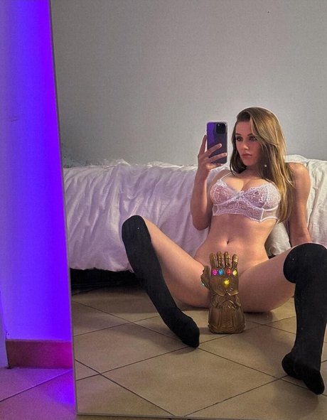 Weenzly model nudes images